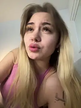 Snapshot of LunaMillie chatting on November 29, 2025, 12:41 pm LunaMillie online show from November 29, 2025, 12:41 pm