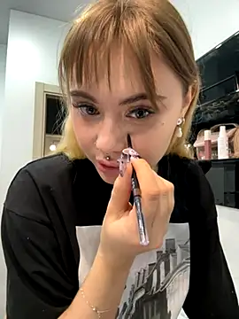 Snapshot of LunaMillie chatting on December 1, 2025, 9:47 am LunaMillie online show from December 1, 2025, 9:47 am