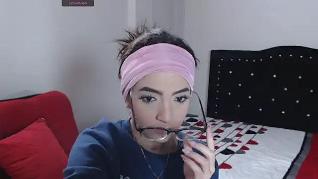 Snapshot of Coraline_Playful chatting on September 29, 2025, 1:05 pm Coraline Playful online show from September 29, 2025, 1:05 pm