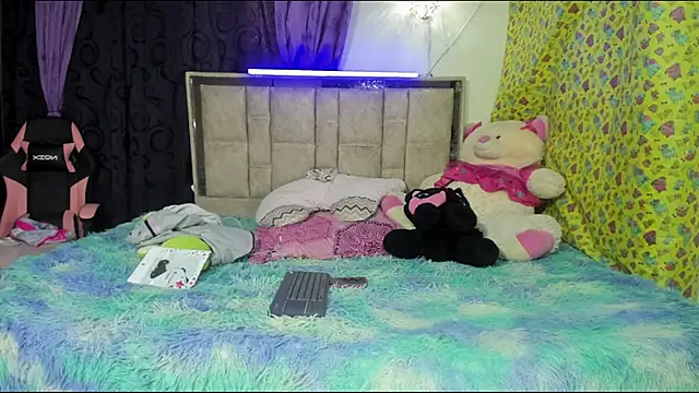 Snapshot of skinnyanddaphne chatting on May 23, 2026, 5:50 pm skinnyanddaphne online show from May 23, 2026, 5:50 pm