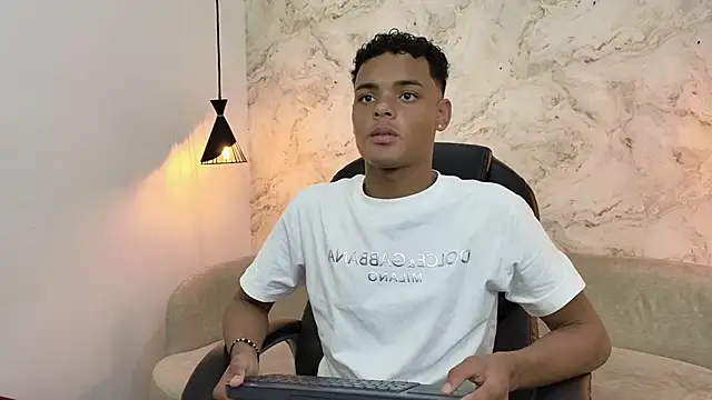 Snapshot of Valentino_Thompson chatting on October 1, 2025, 8:15 pm Valentino Thompson online show from October 1, 2025, 8:15 pm