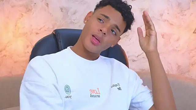 Snapshot of Valentino_Thompson chatting on October 27, 2025, 8:02 pm Valentino Thompson online show from October 27, 2025, 8:02 pm