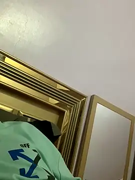 Snapshot of FlungBergenia chatting on October 21, 2025, 1:34 pm FlungBergenia online show from October 21, 2025, 1:34 pm