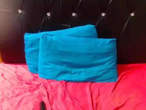 Snapshot of BeverlyQueen14 chatting on October 4, 2025, 6:11 am BeverlyQueen14 online show from October 4, 2025, 6:11 am