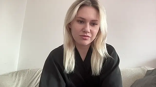 ElaraLuxxxe online show from November 19, 2025, 10:04 am