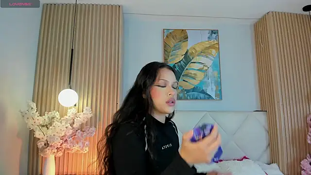 Snapshot of Mila_Hank_ chatting on May 3, 2026, 12:33 pm Mila Hank online show from May 3, 2026, 12:33 pm