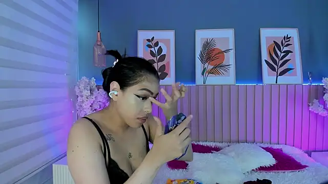 Snapshot of Mila_Hank_ chatting on May 6, 2026, 12:10 pm Mila Hank online show from May 6, 2026, 12:10 pm