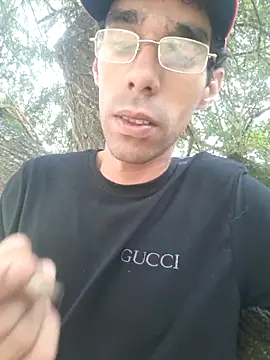 Dedede32 online show from November 3, 2025, 7:48 pm