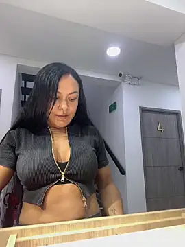 TiffanyyLam online show from September 14, 2025, 11:20 am