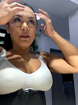 TiffanyyLam online show from October 1, 2025, 11:27 am