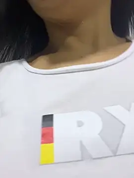 TiffanyyLam online show from October 7, 2025, 11:18 am