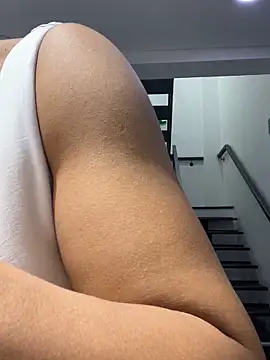 TiffanyyLam online show from October 18, 2025, 10:49 am