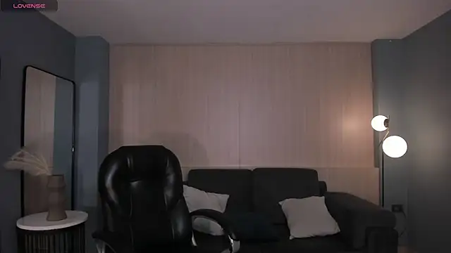 MayaMoretti  online show from April 5, 2026, 3:36 am