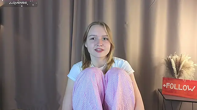 VinnieSerrano online show from September 29, 2025, 2:11 pm