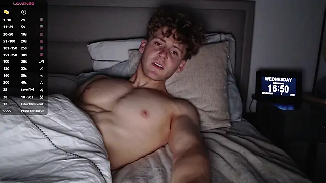 Snapshot of DominantAlex18 chatting on November 5, 2025, 4:51 pm DominantAlex18 online show from November 5, 2025, 4:51 pm