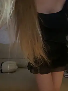 Nikihot   online show from December 3, 2025, 10:41 pm