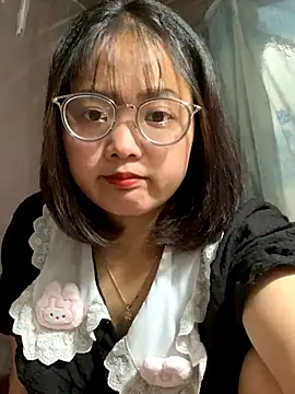 Snapshot of July-y chatting on September 19, 2025, 1:29 am July-y online show from September 19, 2025, 1:29 am