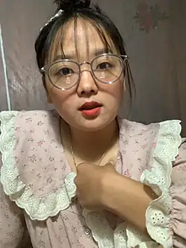 Snapshot of July-y chatting on September 24, 2025, 1:42 am July-y online show from September 24, 2025, 1:42 am