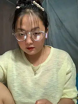 Snapshot of July-y chatting on September 24, 2025, 3:59 pm July-y online show from September 24, 2025, 3:59 pm