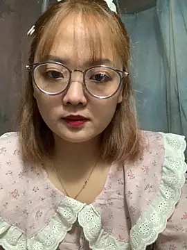 Snapshot of July-y chatting on September 29, 2025, 3:00 am July-y online show from September 29, 2025, 3:00 am