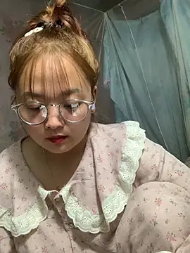 Snapshot of July-y chatting on September 29, 2025, 3:06 pm July-y online show from September 29, 2025, 3:06 pm