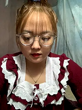 Snapshot of July-y chatting on October 1, 2025, 4:40 am July-y online show from October 1, 2025, 4:40 am