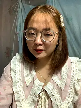 Snapshot of July-y chatting on October 2, 2025, 3:41 pm July-y online show from October 2, 2025, 3:41 pm