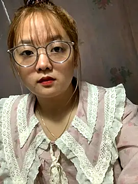 Snapshot of July-y chatting on October 3, 2025, 3:47 am July-y online show from October 3, 2025, 3:47 am