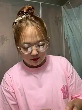 Snapshot of July-y chatting on October 5, 2025, 1:53 pm July-y online show from October 5, 2025, 1:53 pm