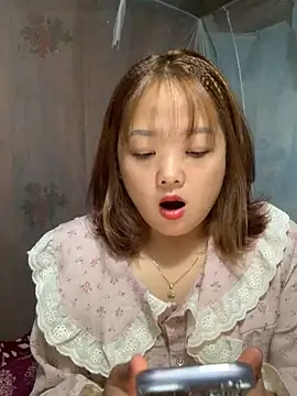 Snapshot of July-y chatting on October 16, 2025, 3:07 am July-y online show from October 16, 2025, 3:07 am