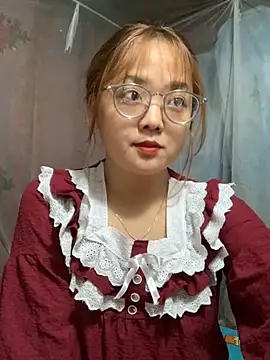 Snapshot of July-y chatting on October 18, 2025, 1:19 am July-y online show from October 18, 2025, 1:19 am