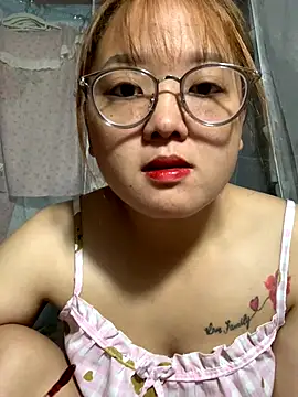 Snapshot of July-y chatting on October 21, 2025, 1:50 am July-y online show from October 21, 2025, 1:50 am