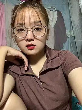 Snapshot of July-y chatting on October 21, 2025, 1:56 pm July-y online show from October 21, 2025, 1:56 pm