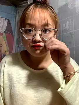 Snapshot of July-y chatting on October 24, 2025, 3:30 pm July-y online show from October 24, 2025, 3:30 pm