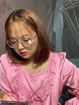 Snapshot of July-y chatting on October 27, 2025, 4:05 am July-y online show from October 27, 2025, 4:05 am