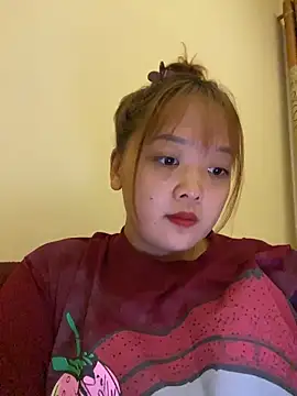 Snapshot of July-y chatting on November 3, 2025, 5:20 am July-y online show from November 3, 2025, 5:20 am