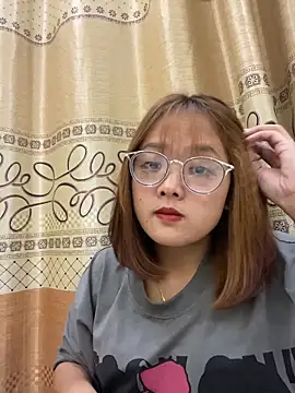 Snapshot of July-y chatting on November 4, 2025, 12:59 pm July-y online show from November 4, 2025, 12:59 pm