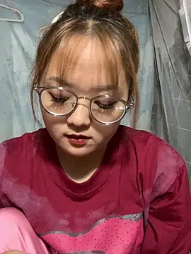 Snapshot of July-y chatting on November 11, 2025, 5:29 am July-y online show from November 11, 2025, 5:29 am