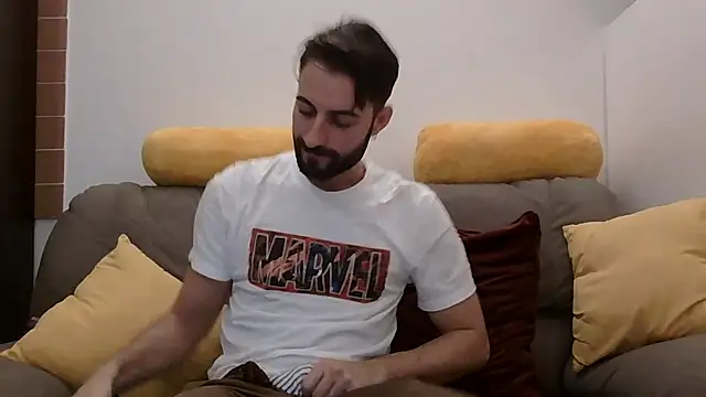 Amicisegreti online show from December 17, 2025, 4:24 pm