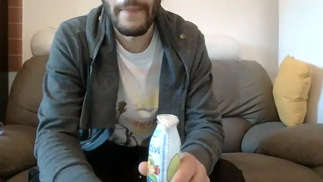 Snapshot of Amicisegreti chatting on April 4, 2026, 5:27 am Amicisegreti online show from April 4, 2026, 5:27 am