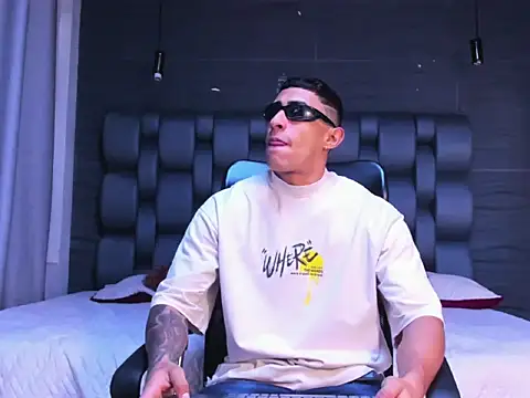 Snapshot of adrian_ray chatting on November 29, 2025, 12:08 pm adrian ray online show from November 29, 2025, 12:08 pm