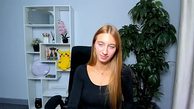 JaniceNguyen online show from November 6, 2025, 1:23 pm