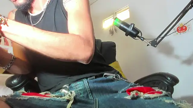 Snapshot of LovexJuxn_ chatting on November 11, 2025, 12:16 pm LovexJuxn online show from November 11, 2025, 12:16 pm