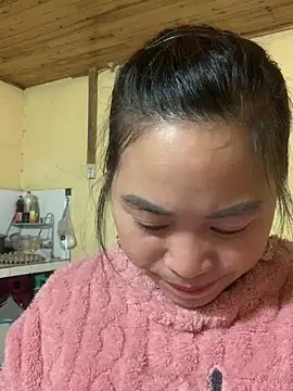 tuyetnhi-00 online show from December 17, 2025, 1:22 am