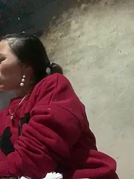 tuyetnhi-00 online show from February 4, 2026, 1:17 pm