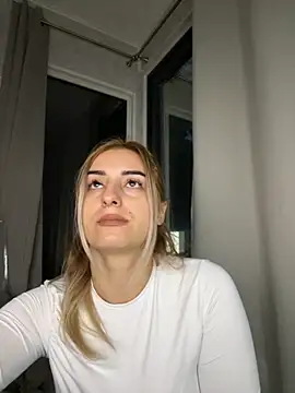 Ella Vee online show from October 8, 2025, 4:10 am