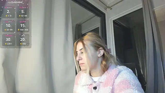 Ella Vee online show from November 11, 2025, 3:39 am