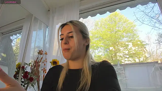 Ella Vee online show from April 16, 2026, 5:30 am