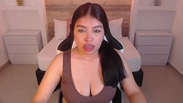 carriepink  online show from September 17, 2025, 12:18 pm