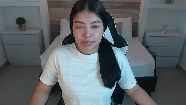 carriepink  online show from September 24, 2025, 11:13 am